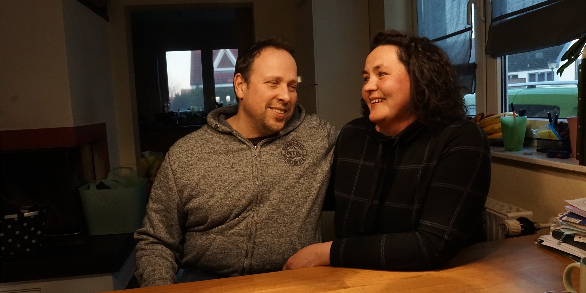 Vladimir Brandt und seine Frau Olivia sitzen am Tisch