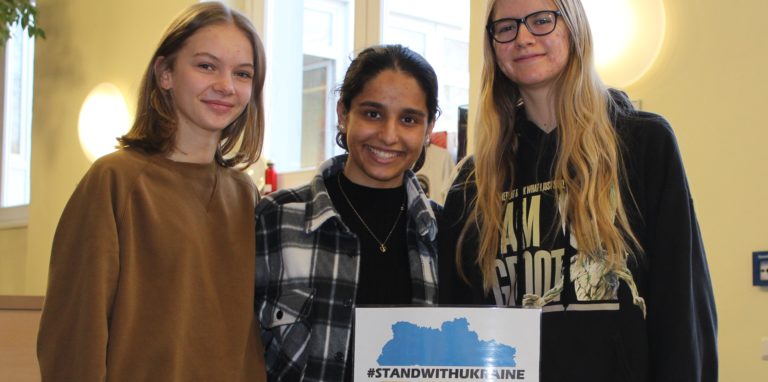 Lotta Pothmann (von links), Negin Roshan und Sophie Hoffmann von der Schülervertretung des Ernst-Barlach-Gymnasiums präsentieren die Spendenkiste, in der die Umschläge gesammelt werden.