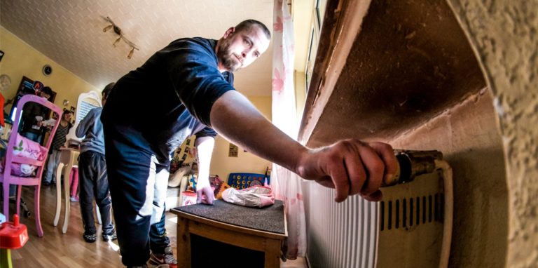 Lange Zeit hatte das Aufdrehen des Thermostats keinen Sinn. Alexander Peters lebte mit seinen beiden Kindern Mara und Fabian monatelang in einer Wohnung ohne funktionierende Heizung.