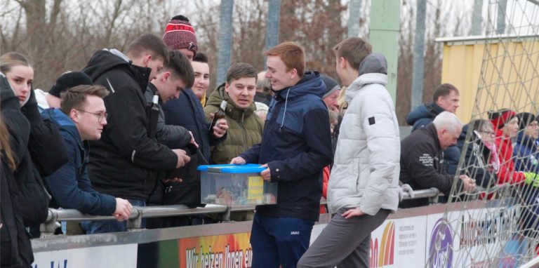 Während des Spiels gegen die SG Bockum-Hövel sammelten Jugendspieler des SV Herbern Spenden. Es war nicht die einzige Aktion.