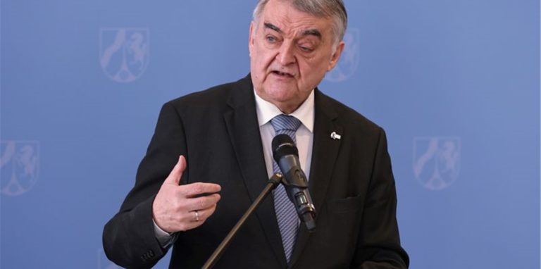 Herbert Reul (CDU – r), Innenminister von Nordrhein-Westfalen.