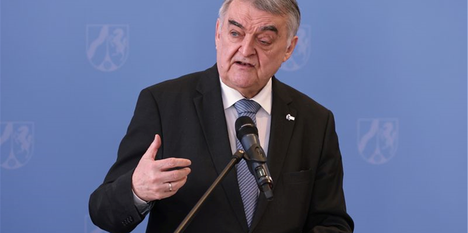 Herbert Reul (CDU – r), Innenminister von Nordrhein-Westfalen.