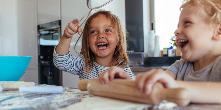 Kochen und Backen mit Kindern in der Küche.