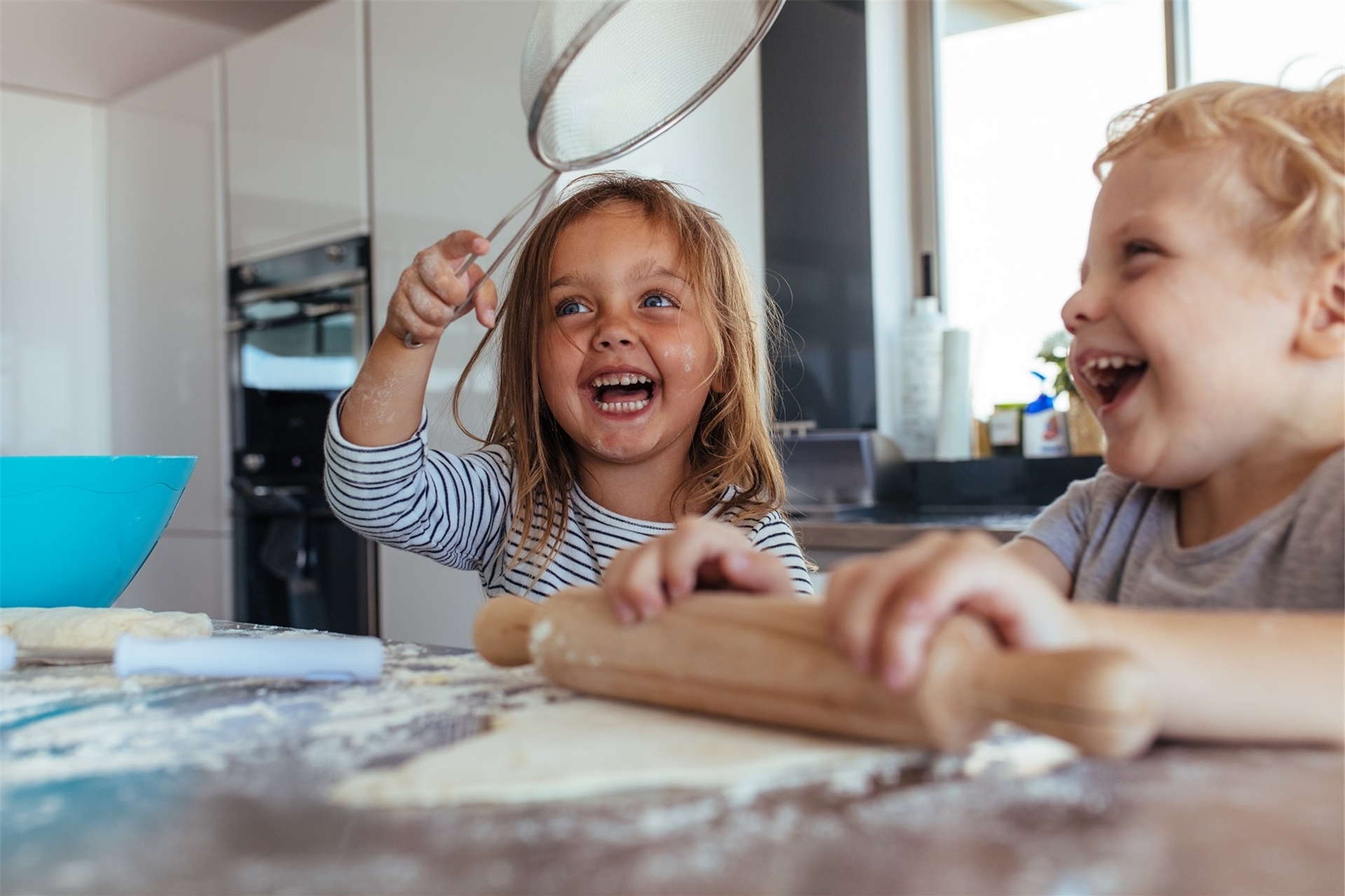 Kochen und Backen mit Kindern in der Küche.