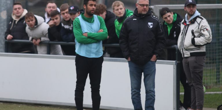Beim PSV Bork gibt es momentan einige Störfeuer, erzählt Spielertrainer Samni Ojo (im Leibchen) – auf und neben dem Platz.