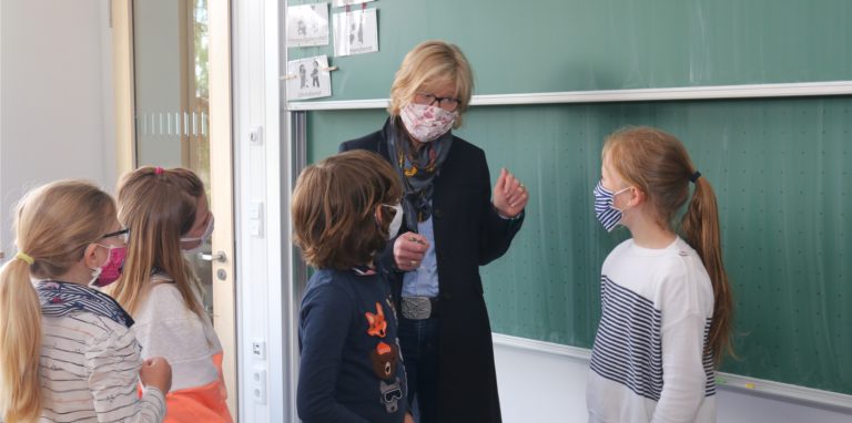 Schulleiterin Nicola Buschkotte spricht mit Schülern der Wiehagenschule