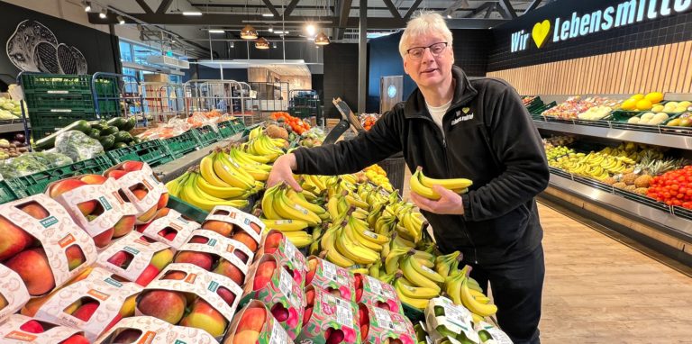 Ladeninhaber Thorsten Harhoff präsentiert in seinem Edeka an der Kamener Straße in Königsborn den abgeschlossenen Umbau. Der Supermarkt öffnet nach etwa vier Wochen Umbau planmäßig am 10. März um 7 Uhr mit vielen Neuerungen.