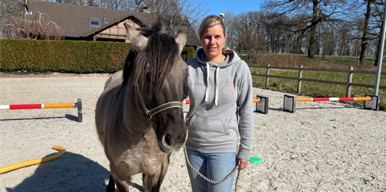 Eva-Maria Post steht neben Ole