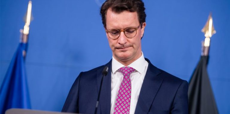 Nordrhein-Westfalens Ministerpräsident Hendrik Wüst (CDU) spricht während einer Pressekonferenz