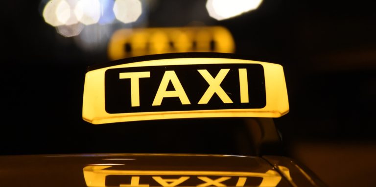 Taxis, deren Motoren bis spät in die Nacht laufen, damit die Autos beheizt werden können. Ein Anwohner des Alten Markts in Kamen findet das nicht zeitgemäß.