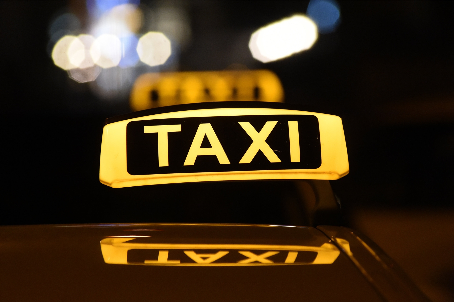 Taxis, deren Motoren bis spät in die Nacht laufen, damit die Autos beheizt werden können. Ein Anwohner des Alten Markts in Kamen findet das nicht zeitgemäß.