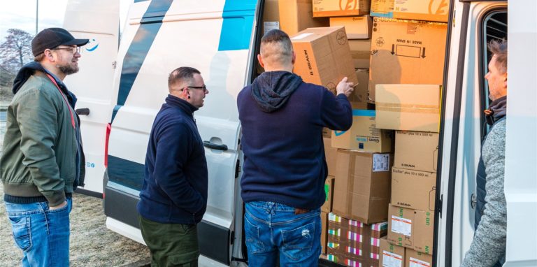 Transporter voll gepackt mit Hilfsgütern: Dieses Bild dürfte sich kommende Woche auf im Kreis Unna bieten. In Holzwickede werden am Wochenende spenden im Alois-Gemmeke-Haus gesammelt, die dann zunächst nach Polen und dann weiter in die Ukraine gebracht werden.