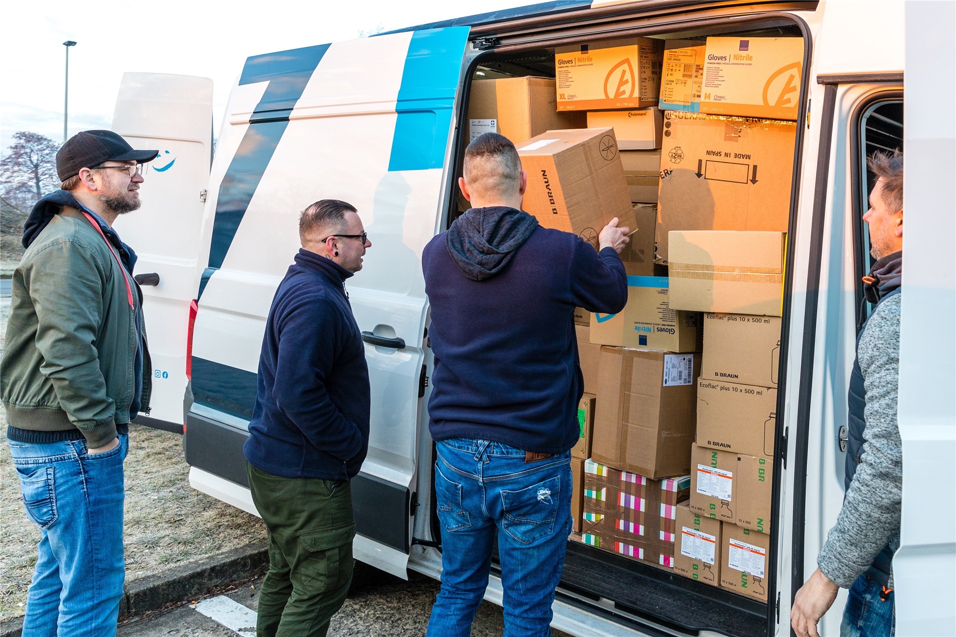 Transporter voll gepackt mit Hilfsgütern: Dieses Bild dürfte sich kommende Woche auf im Kreis Unna bieten. In Holzwickede werden am Wochenende spenden im Alois-Gemmeke-Haus gesammelt, die dann zunächst nach Polen und dann weiter in die Ukraine gebracht werden.