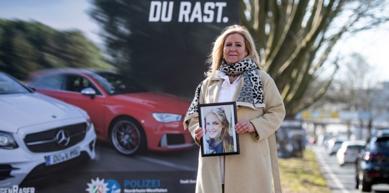 Claudia Wagner wischt sich während einer Pressekonferenz eine Träne aus dem Auge.