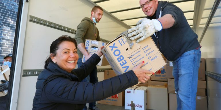 Nadine Kwiatkowski packt nicht nur mit an, um den Hilfstransport zu beladen, sondern wollten sich auch später ans Steuer setzen, um ihn an die polnisch-ukrainische Grenzen zu fahren.