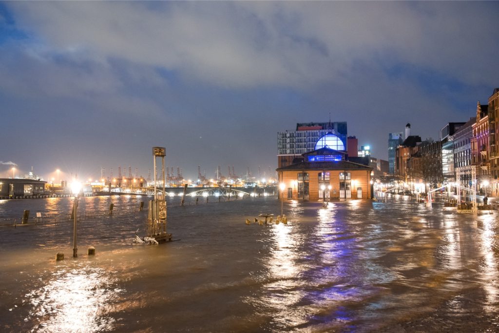 Der Fischmarkt mit der Fischauktionshalle ist am Morgen während einer Sturmflut beim Hochwasser der Elbe überschwemmt. Der Fischmarkt mit der Fischauktionshalle ist am Morgen während einer Sturmflut beim Hochwasser der Elbe überschwemmt.