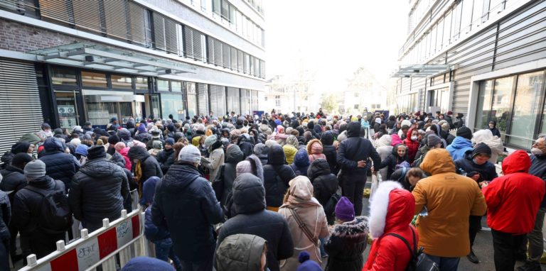 Ukrainische Flüchtlinge warten vor der Zentralen Ausländerbehörde mit der neuen Registrierungsstelle im Amt für Migration an der Hammer Straße.