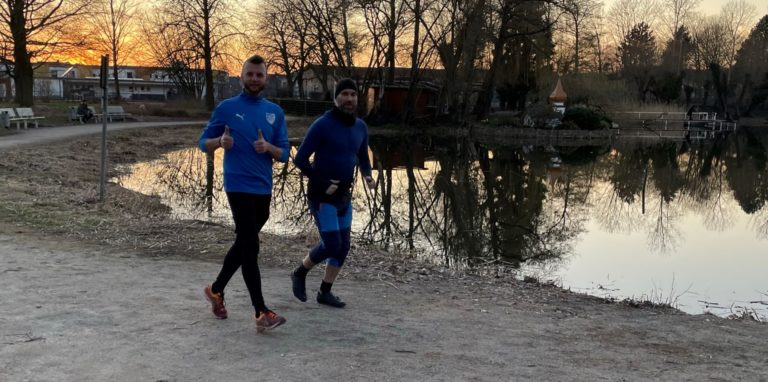 Die Sport-Buddies: Mit gemeinsamen Joggen fanden Chris Kane (links) und Robert Goelzner einen Weg, sich auch während der Pandemie fit zu halten.