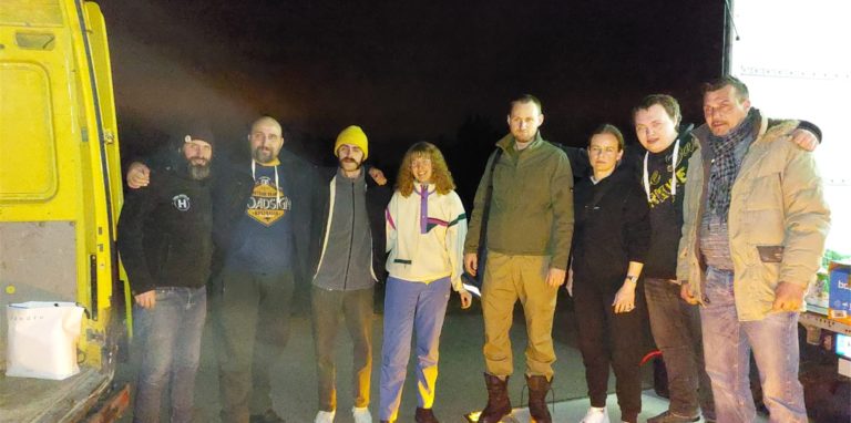 Die Akuthilfe bringt die Transporte so nah wie möglich an die polnisch-ukrainische Grenze, wo sie von zuverlässigen Partnern übernommen und in die Ukraine transportiert werden.