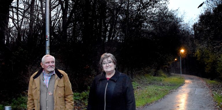 Da war die Verbindung „Am Hohlen Weg“ vom ETuS-Sportplatz zum Gehrenbachsee noch hell: Defekte Laternen lassen Anwohner Klaus und Dagma Bertram nach böser Erfahrung immer nervös werden.