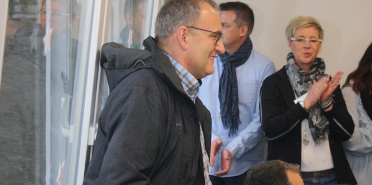 Helmut Sunderhaus steht vor einem Fenster