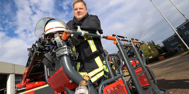 Marco Schäfer ist Pressesprecher der Freiwilligen Feuerwehr Holzwickede. Im Gespräch berichtet er von seinen Eindrücken von der Unfallstelle. Und gibt Autofahrern Tipps, wie sie sich an Unfallstellen verhalten sollten.