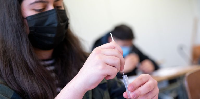 Eine Person macht einen Corona-Test