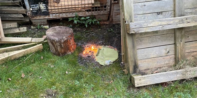 Am Mittwochnachmittag (09.03) legten Kinder im Grundschulalter ein Feuer hinter dem Gerätehaus der Feuerwehr.