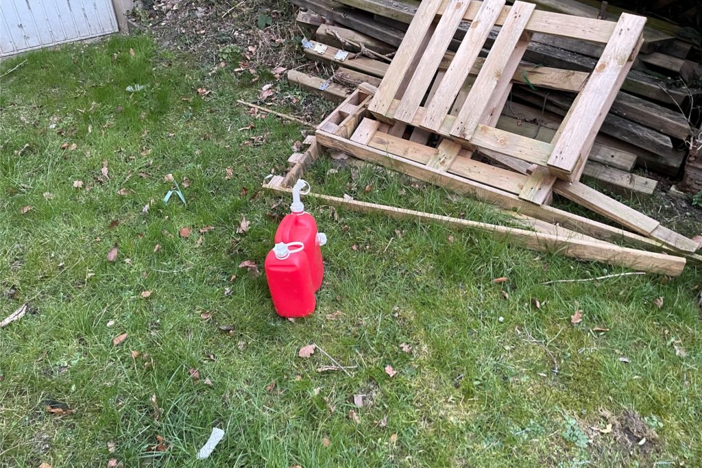 Mit diesen Benzinkanistern haben die Kinder das Feuer entfacht.