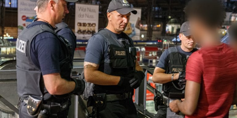 Die Bundespolizei, die unter anderem bei Kontrollen an Bahnhöfen und Flughäfen im Einsatz ist, siedelt sich mit etwa 70 Kräften in Kamen an. Diese beziehen das  Gebäude am Bahnhof, in der früher die Knappschaft war.