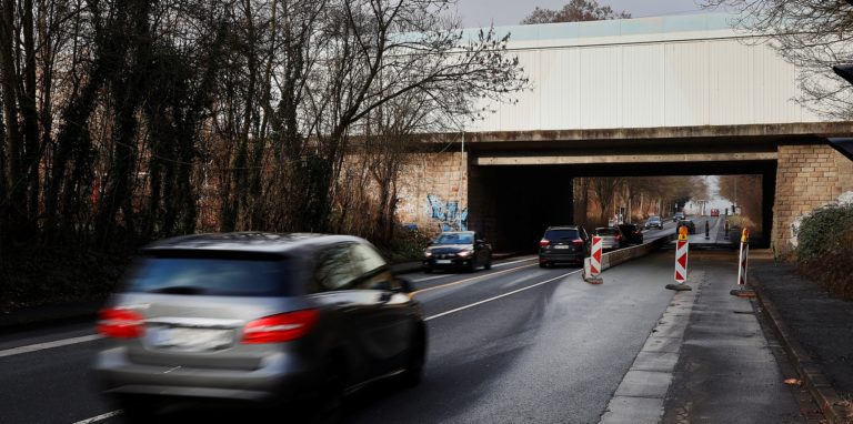Die Bauarbeiten an der Autobahnbrücke, die über die A2 führt, treten in eine neue Phase.