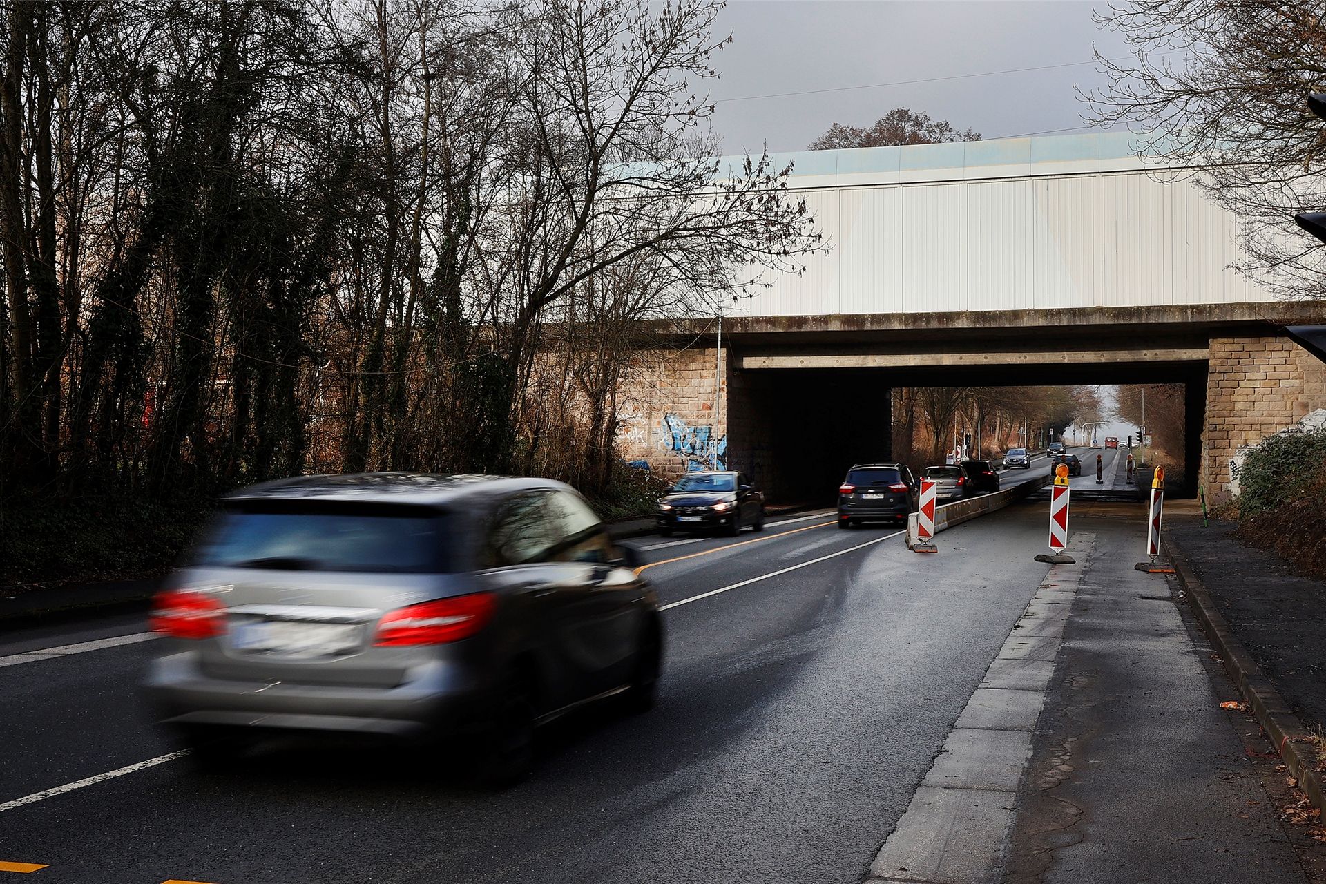 Die Bauarbeiten an der Autobahnbrücke, die über die A2 führt, treten in eine neue Phase.