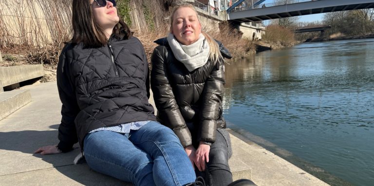 Sonnenbaden bei blauen Himmel und Temperaturen bis zu 16 Grad: Ohne Schutz kann die angenehmen Wärme auf der Haut aber schnell gefährlich werden.
