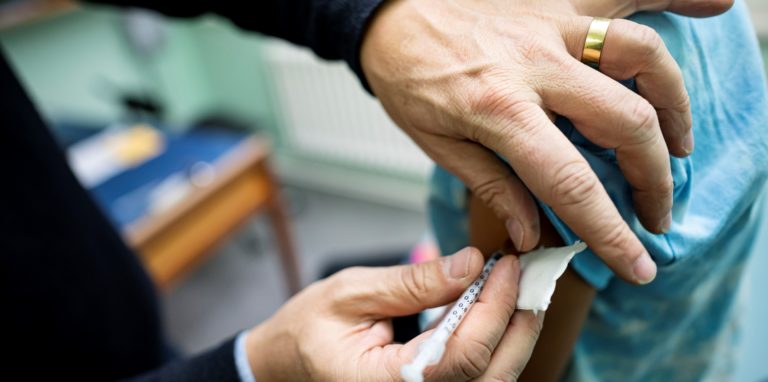 Die Impfkampagne soll vorankommen – viele Impfstellen und Arztpraxen im Kreis Unna bieten die Corona-Impfung an.