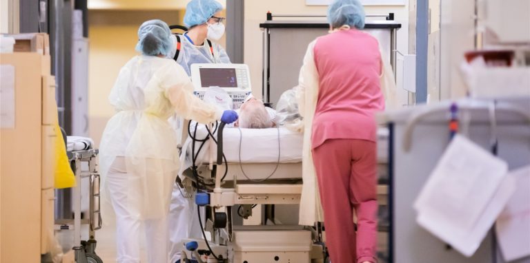 Eine Assistenzärztin (M) schiebt mit Intensivfachpflegerinnen auf der Intensivstation des Gemeinschaftskrankenhauses Havelhöhe das Krankenbett eines Covid-19-Patienten.