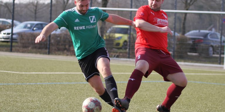 Duell der Neuner: David Eichmanns (l.) traf mit GS Cappenberg auf Pascal Kupfer und TuRa Bergkamen (r.).