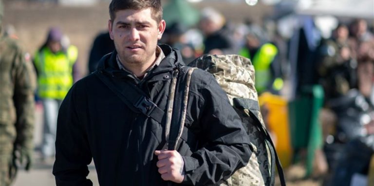 Während Millionen Menschen vor dem Krieg in der Ukraine fliehen, reisen andere wieder zurück in ihre Heimat – aus verschiedenen Gründen.
