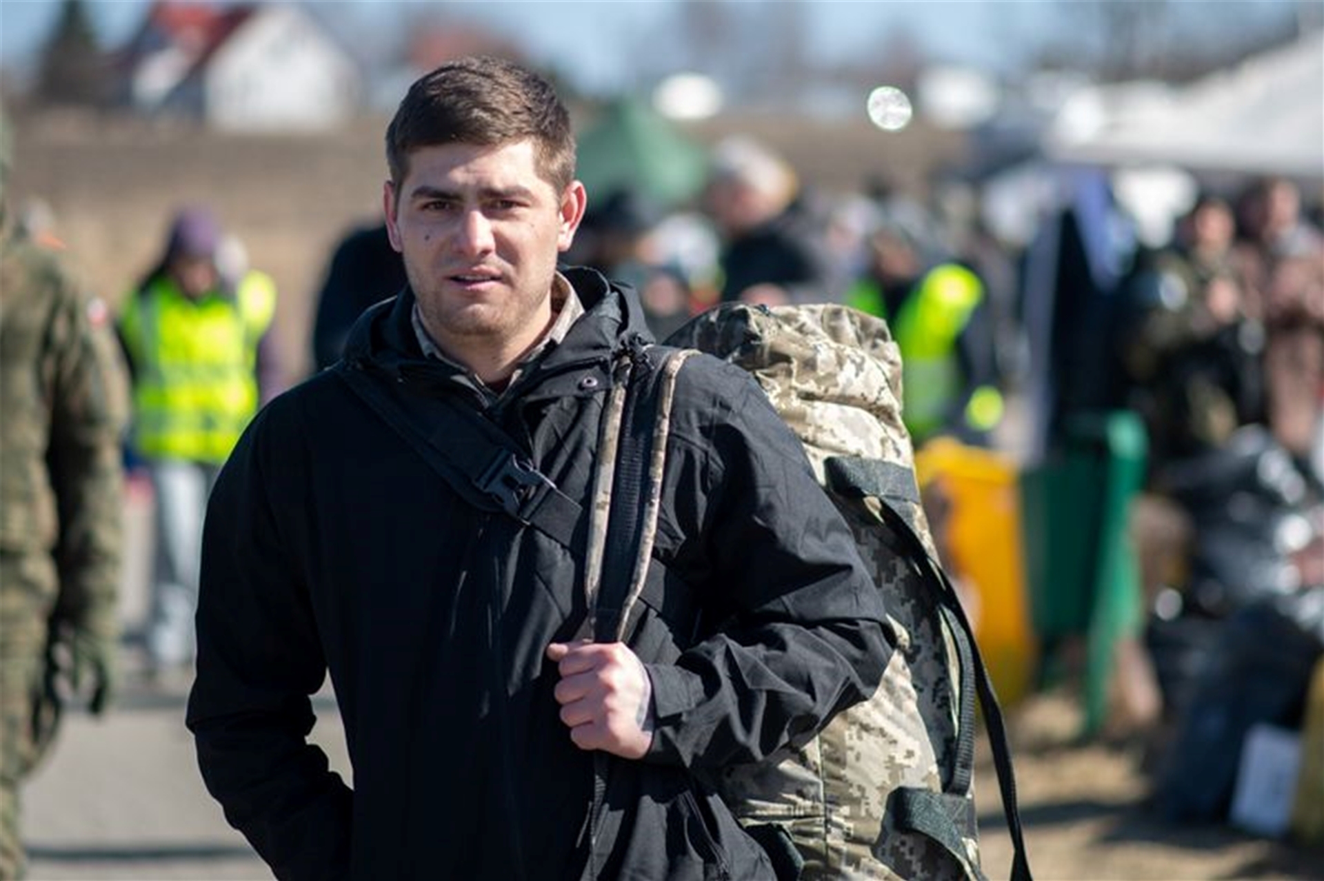 Während Millionen Menschen vor dem Krieg in der Ukraine fliehen, reisen andere wieder zurück in ihre Heimat – aus verschiedenen Gründen.