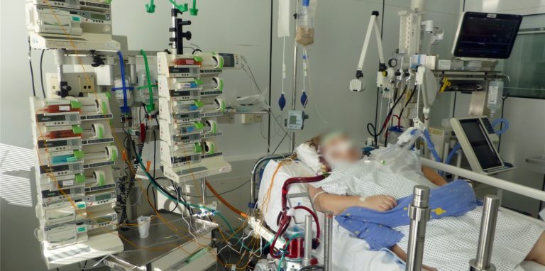 Sabine Weiß (Name geändert) ist in einer Universitätsklinik an ein Ecmo-Gerät angeschlossen. Sie überlebte die Therapie, Experten sind aber alarmiert wegen der Sterberaten.
