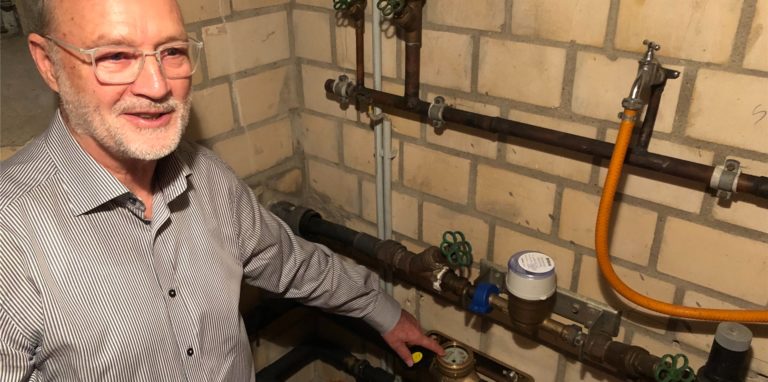 Wärmepumpe erhitzt Grundwasser für Beheizung eines Reihenhauses in Dorsten.