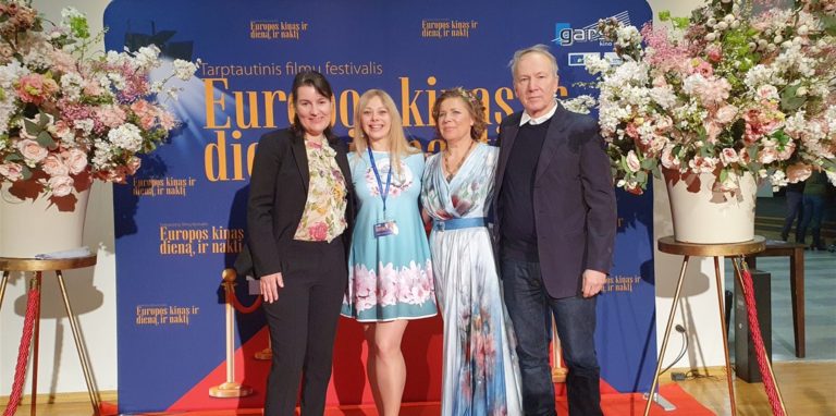 Die beiden Festivalleiterinnen aus Panevezys, Gene Pucinskiene und Kornelia Novikova (M.), mit der Lüner Kinofestleiterin Sonja Hofmann und Produzent Thomas Wöbke bei der Eröffnung des Filmfestivals von Panevezys.