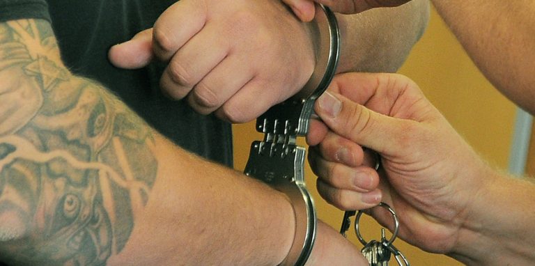 Der 27-jährige Schwerter, in dessen Keller das Beutelager entdeckt wurde, wurde festgenommen und in Untersuchungshaft gebracht. (Symbolbild)