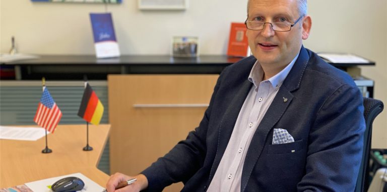 Marcel Damberg sitzt am Schreibtisch