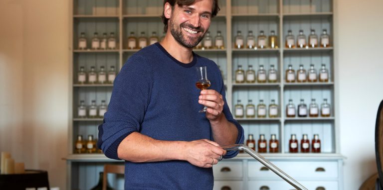 Georg Glitz-Ehringhausen hält ein Glas in der Hand