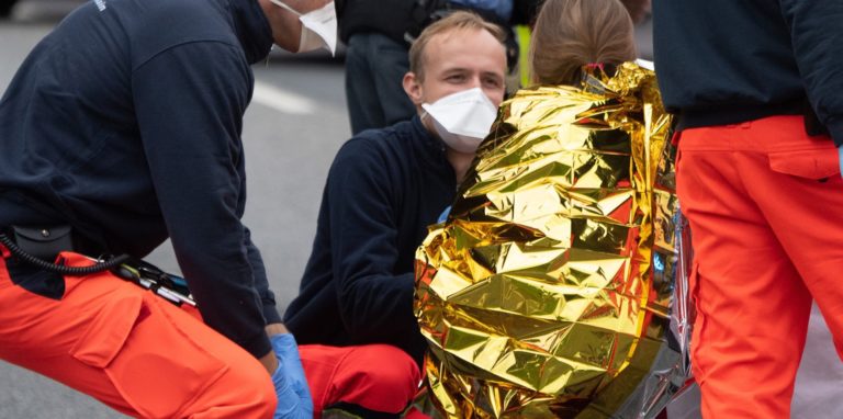 Ein Kind wird nach einem Unfall von Sanitätern betreut.