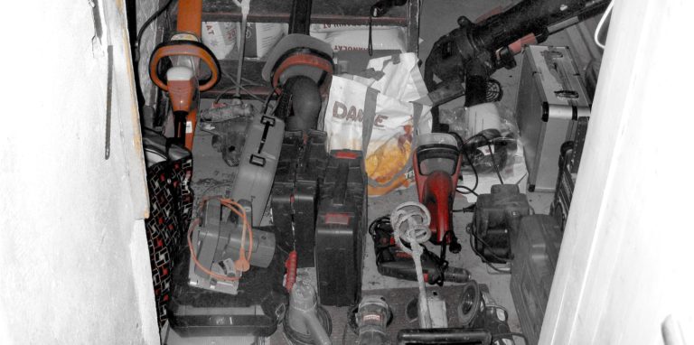 Pickepackevoll mit gestohlenen Werkzeugmaschinen entdeckte die Polizei den Keller in einem Wohnhaus am nördlichen Rand der Schwerter Innenstadt.