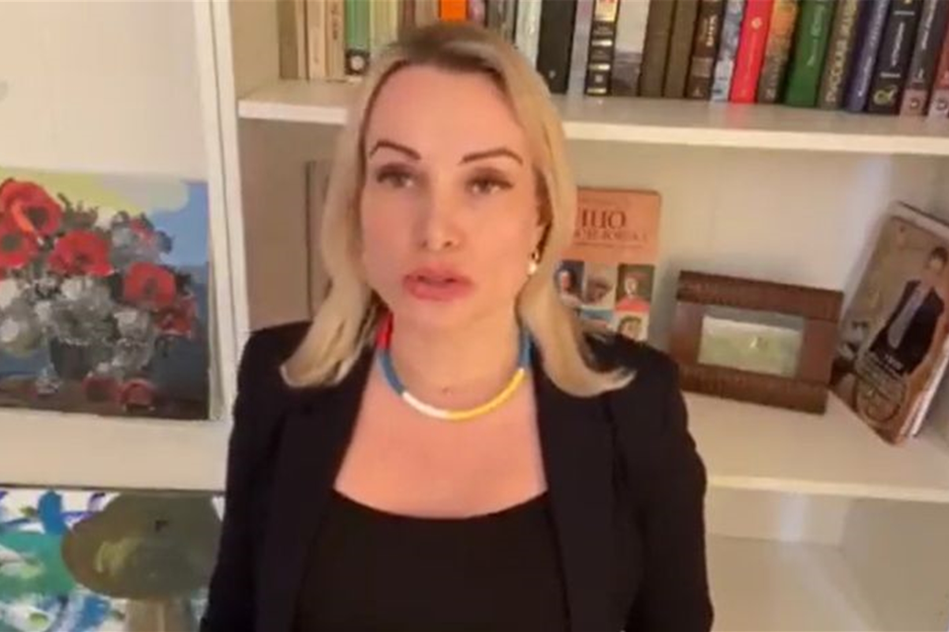 «Es liegt nur an uns, diesen ganzen Wahnsinn zu beenden. Geht demonstrieren. Fürchtet nichts. Sie können uns nicht alle einsperren», sagt Marina Owsjannikowa im Video.