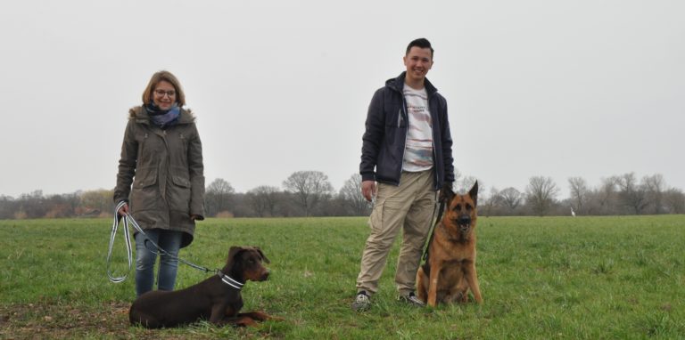 Denise Bajranow (l.) und Kaya Elverisli vertreten eine konträre Meinung dazu, ob es eine Hundewiese in Selm braucht.