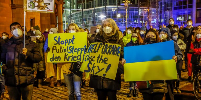 Seit vergangener Woche herrscht Krieg in der Ukraine. Viele Menschen solidarisieren sich mit den vom Krieg betroffenen Menschen und wollen spenden.