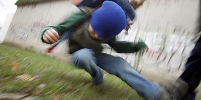 Eltern müssen dafür sorgen, dass ihre Kinder so erzogen werden, dass sie andere achten und nicht mit Füßen treten. (Symbolbild)